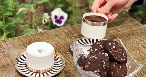 طرز تهیه شیرینی شکلاتی گردویی با بافت و طعم بی نظیر