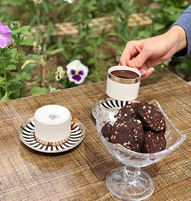طرز تهیه شیرینی شکلاتی گردویی با بافت و طعم بی نظیر