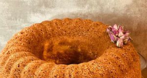 طرز تهیه کیک کنجدی بدون ماست و خوشمزه به روش بازاری