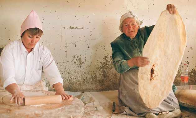 تعبیر خواب نان تازه + نان دادن و گرفتن از دست دیگران