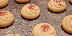 طرز تهیه شیرینی برنجی؛ به 2 روش ساده و زعفرانی خوشمزه برای عید نوروز امسال طرز تهیه شیرینی برنجی؛ به 2 روش ساده و زعفرانی خوشمزه برای عید نوروز امسال